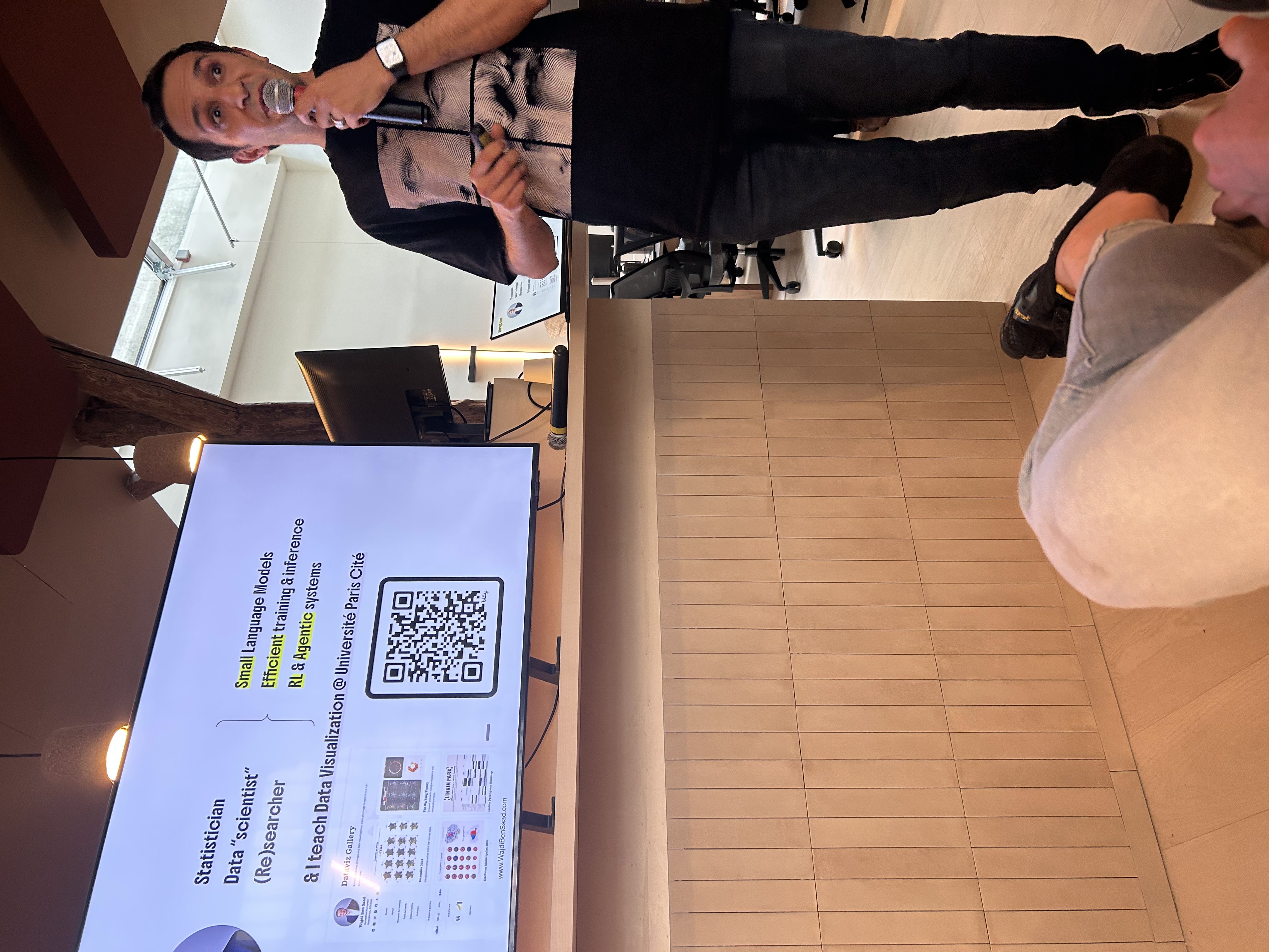 Wajdi Ben Saad presenting at the Paris Machine Learning Meetup
